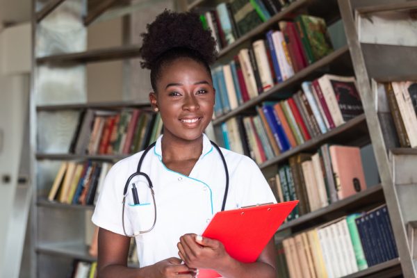 Veja como é a rotina de um estudante de Medicina e como se preparar para esta jornada