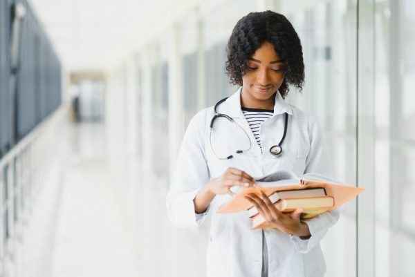 Confira os livros de Medicina que todo estudante da área precisa conhecer