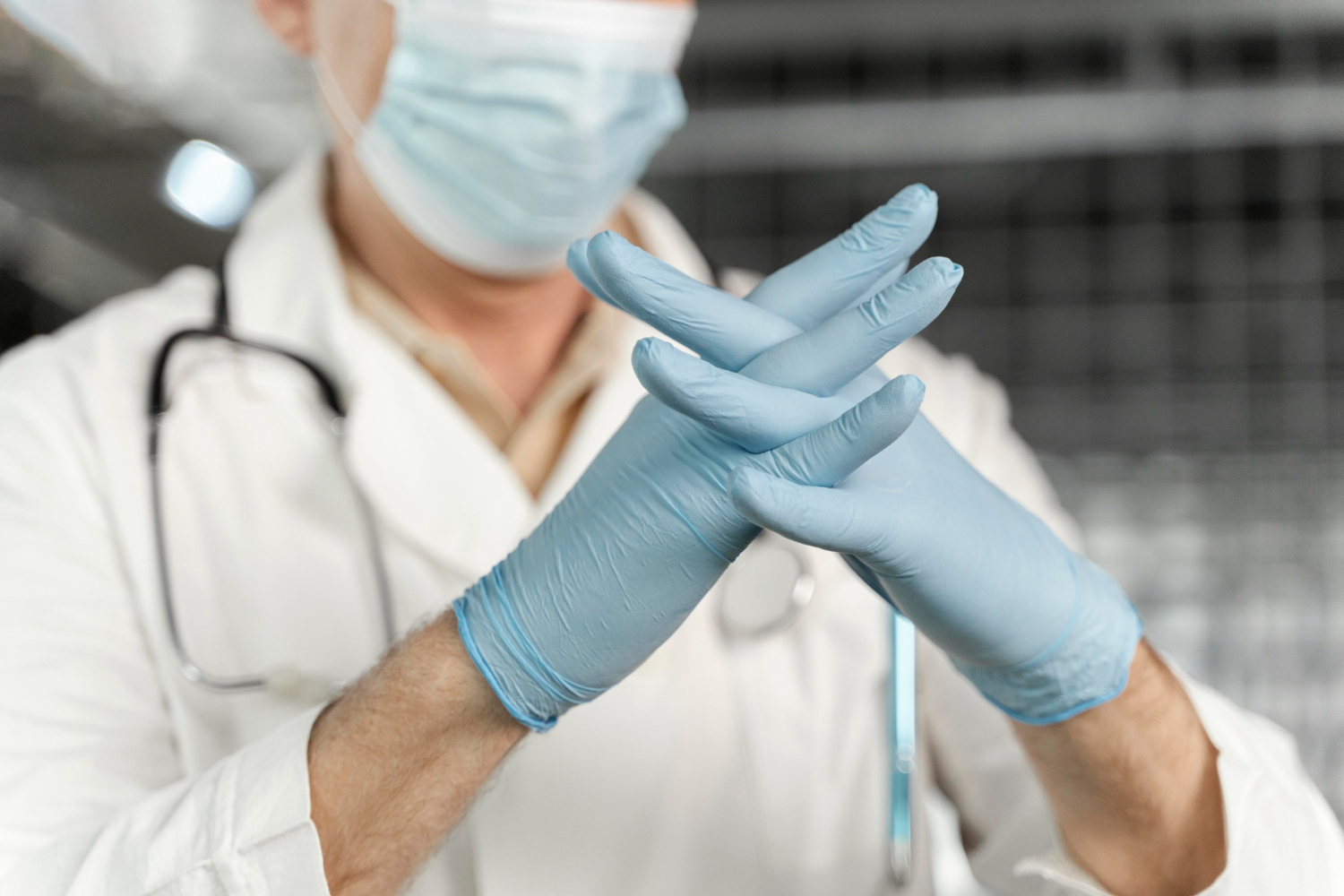 Luvas Hospitalares: importância, tipos, uso e descarte adequado